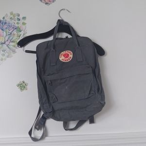 Fjallraven Kanken Charcoal gray.